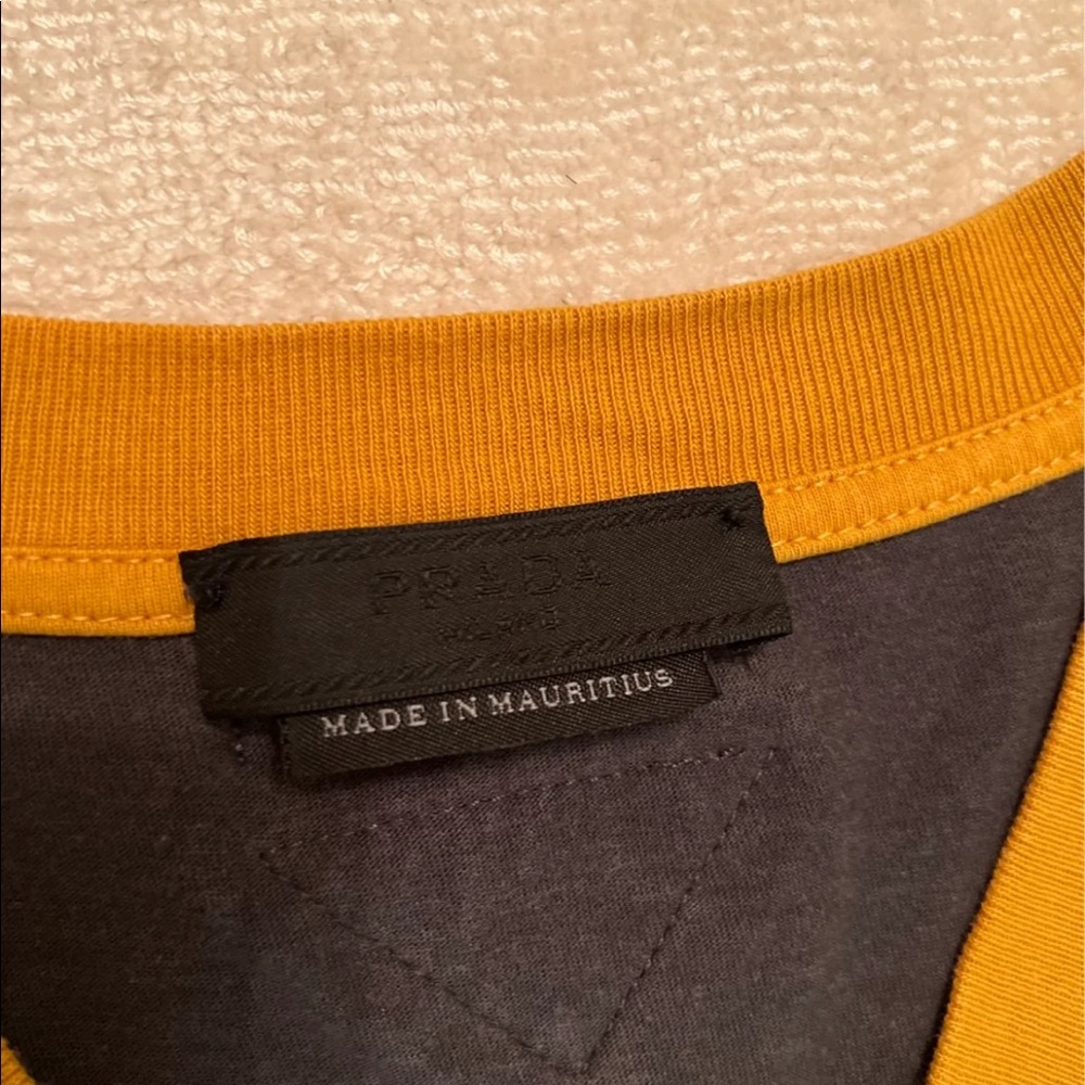 Prada tee - Picture 2 of 6